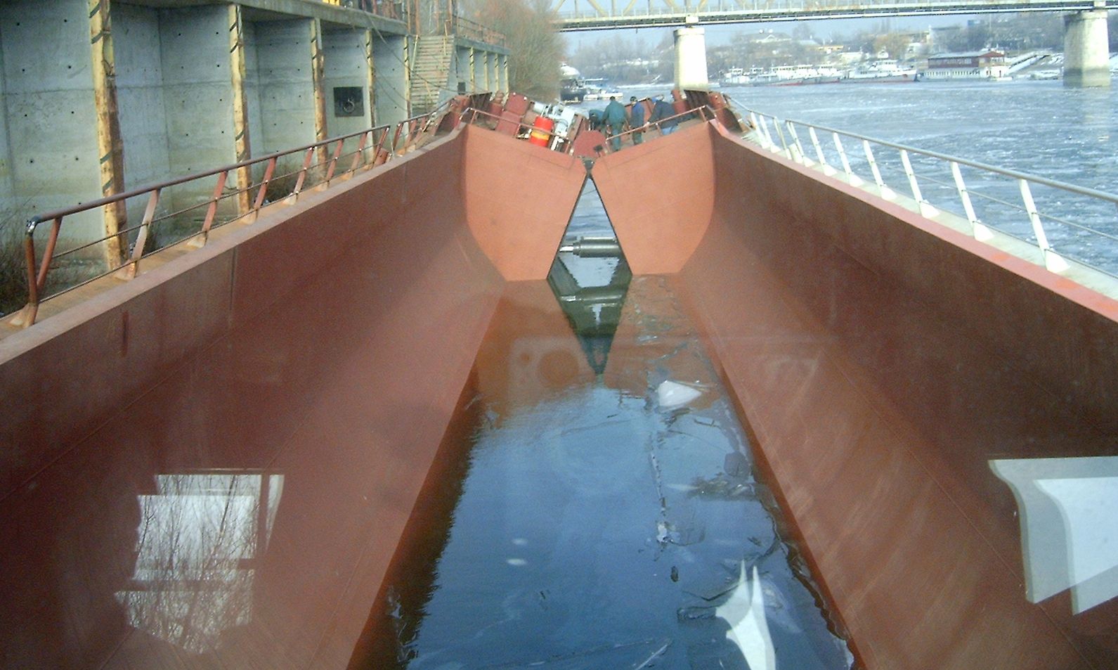 Split hopper barge 600m3_selfprop_nyitás